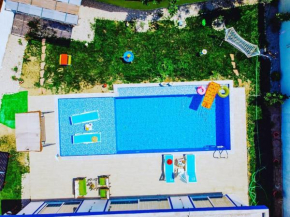 Havuzlu jakuzili huzurlu rahat bir villa